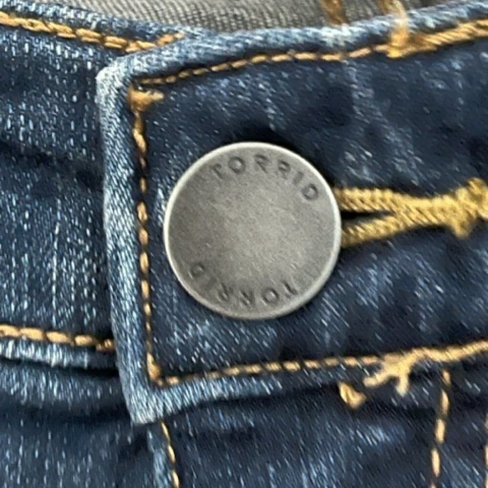 TORRID Denim Medium Blue Sophia Crop Button Pocket Jeans Size 12 NWT - Picture 4 of 14